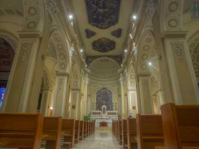Torniamo ora sul sagrato per entrare in chiesa: ci immergiamo cos� nelle tre navate in cui � strutturato il tempio, il quale venne costruito nel 500 sfruttando come succorpo la struttura del 1080